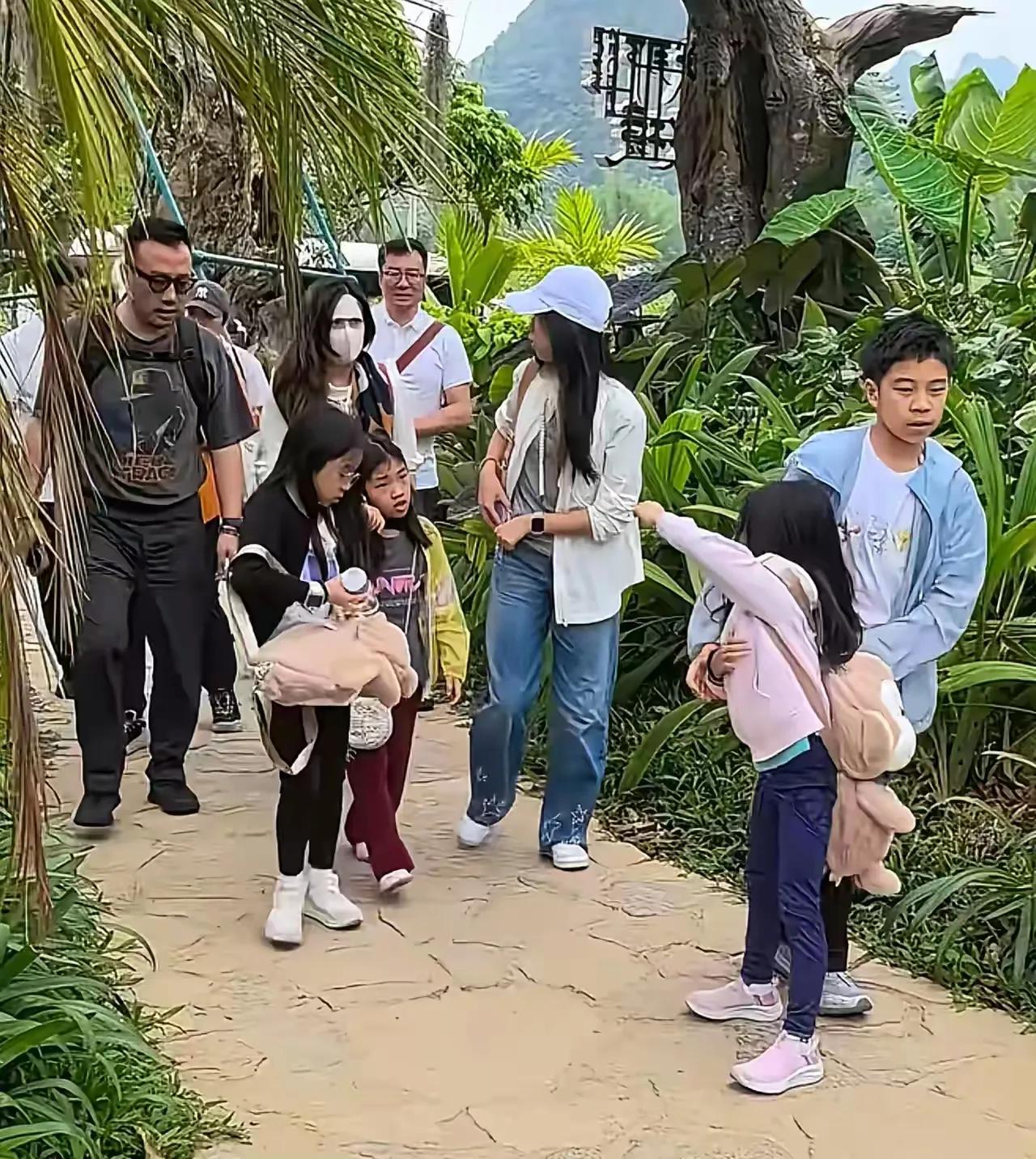 一转眼的功夫，霍中曦都那么大了，从孩童快变成小伙子了，和以前相比壮实不少。
日前