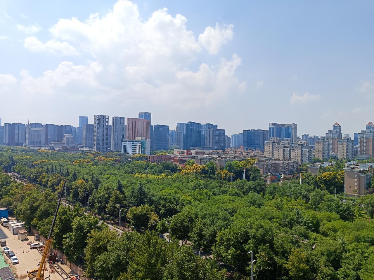 西安高新核心区盛大时代广场地块正式动工，已经有打桩机开始工作了，这块土地由陕北资