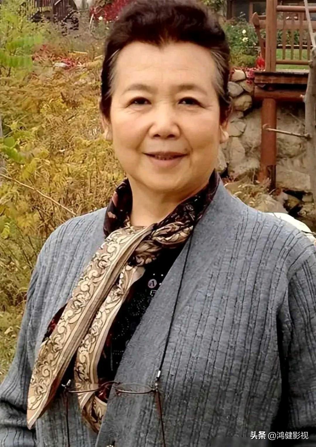 大家还记得这位女演员吗？
她今年82岁，上海人，出身于知识分子家庭。由于受父母影