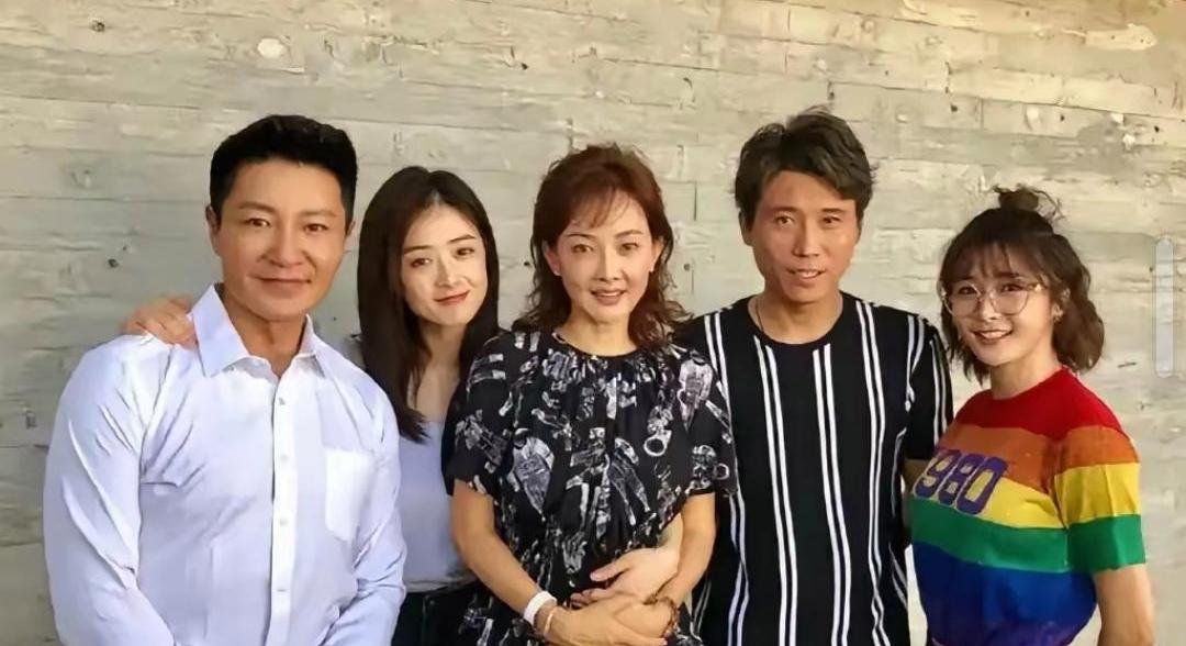 经典剧演员同框，一眼全是回忆杀
 
偶然刷到《如果岁月可回头》剧组合照，瞬间勾起