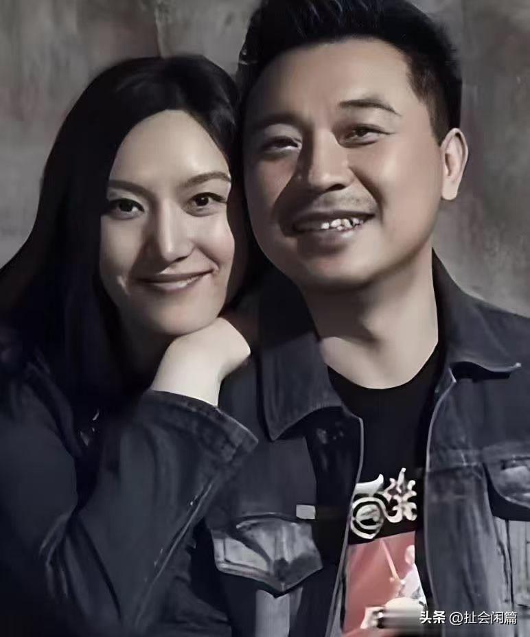 演员张晞临拍戏之余去给儿子当助理，儿子正在比赛集训，但是因为崴了脚，当老父亲的非