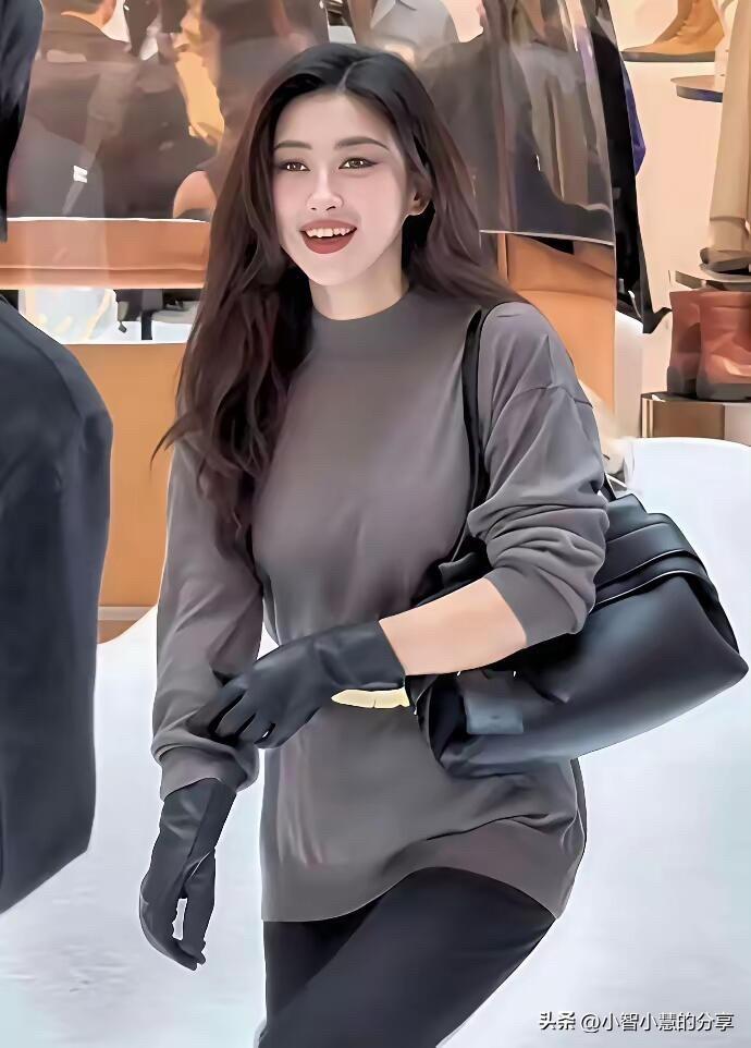 很奇怪，朱珠的嘴型不是那么完美，颜值也没有让人看上去就过目难忘的那种，怎么很多人