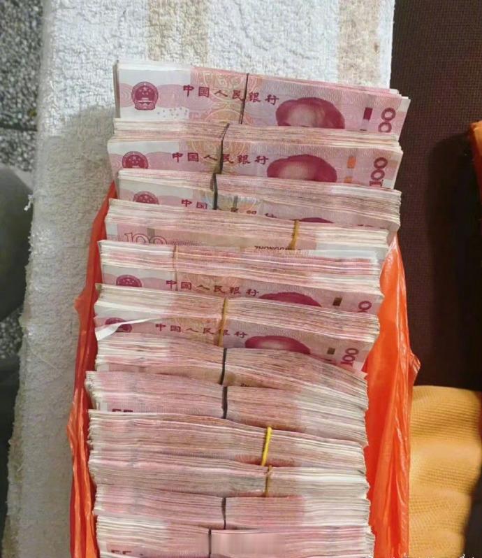 赞赞赞，见者这月有偏财，下月更有，一直有。转赞后，你将在短期内有多次金钱进账体验