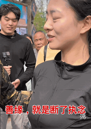女孩与他对视的瞬间，看见的不只是一位街头表演者，更是所有默默讨生活、负重前行的普