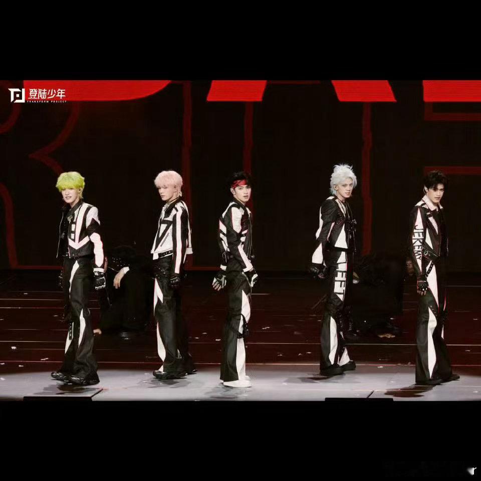 时代峰峻伟大的16岁时期 眼里闪耀着纯粹的热爱和野心，没被浮躁沾染过。一代青涩勇