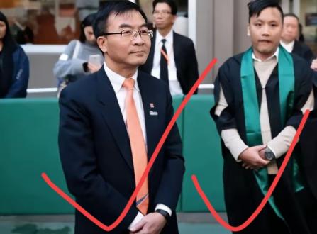 香港一学校毕业典礼上奏国歌，两名毕业生不仅不唱国歌，还一直坐着拒绝肃立，校长陈卓