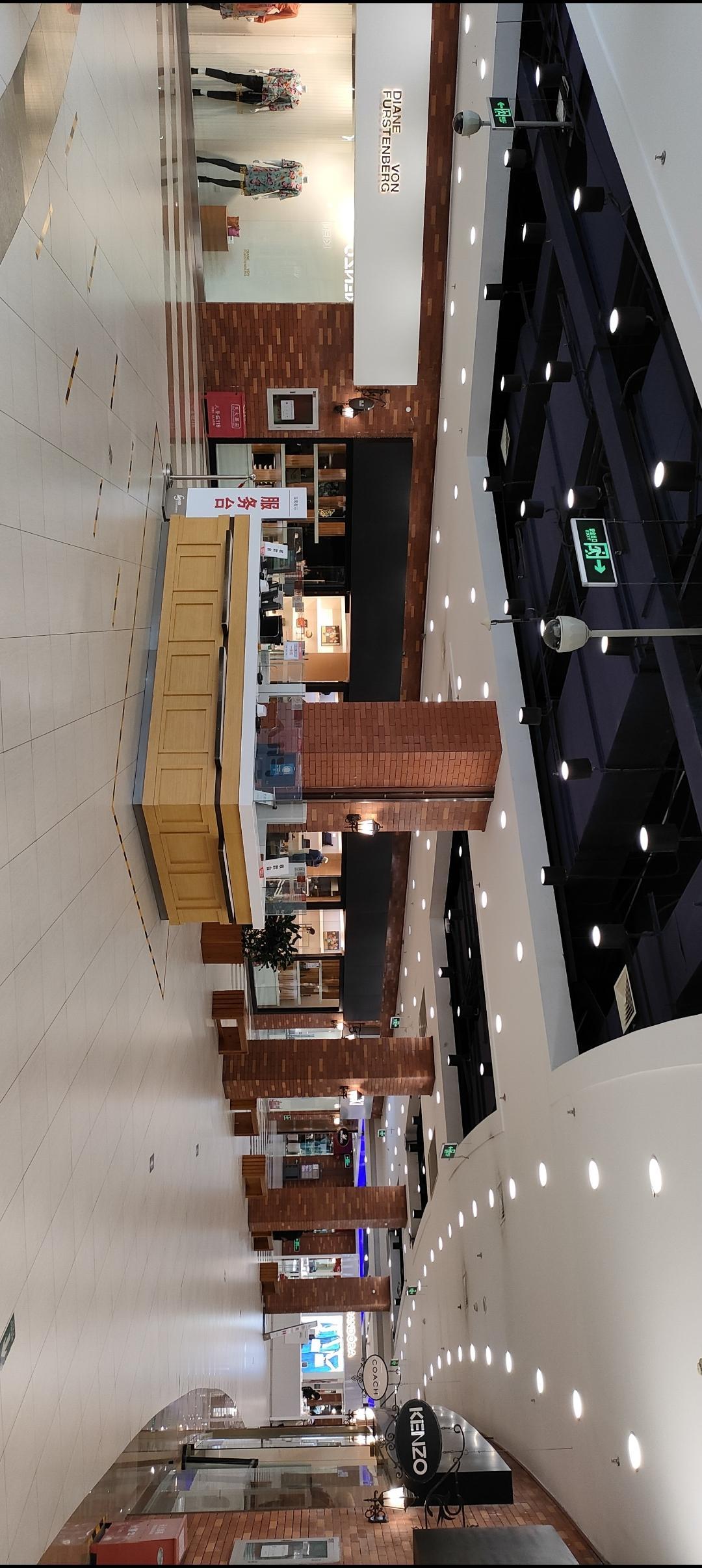 现代购物中心，时尚购物天堂，尽享购物乐趣！🛍️💃🏻