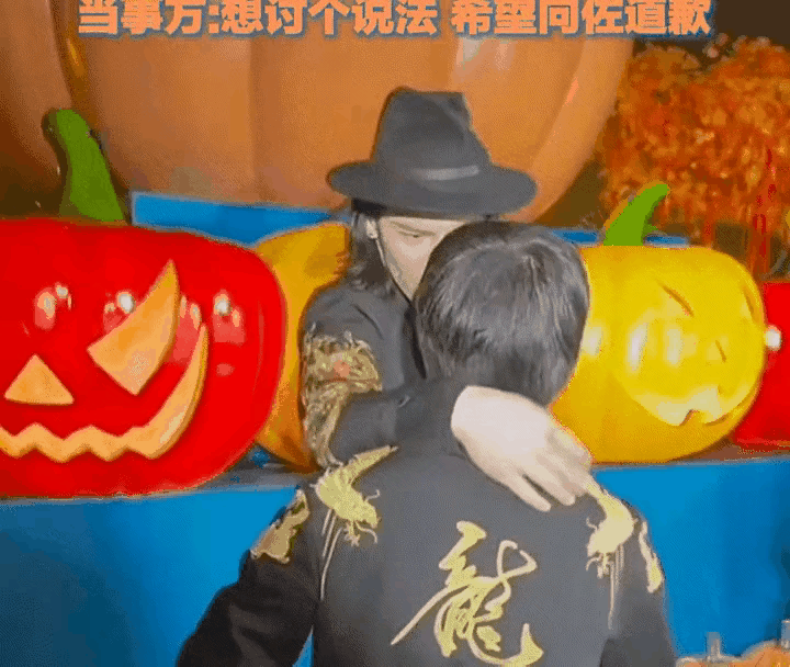 向佐再回应扇巴掌行为李小龙模仿者出来指责向佐扇自己巴掌，还说已经报警处理后，向佐