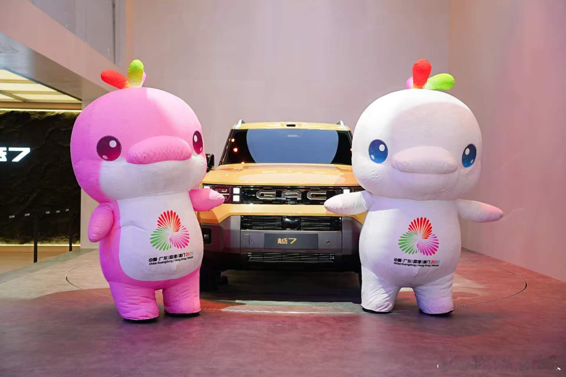 足足逛了一整天的北京车展，大大小小展馆挨个走完，各种新能源轿车、城市SUV看得眼