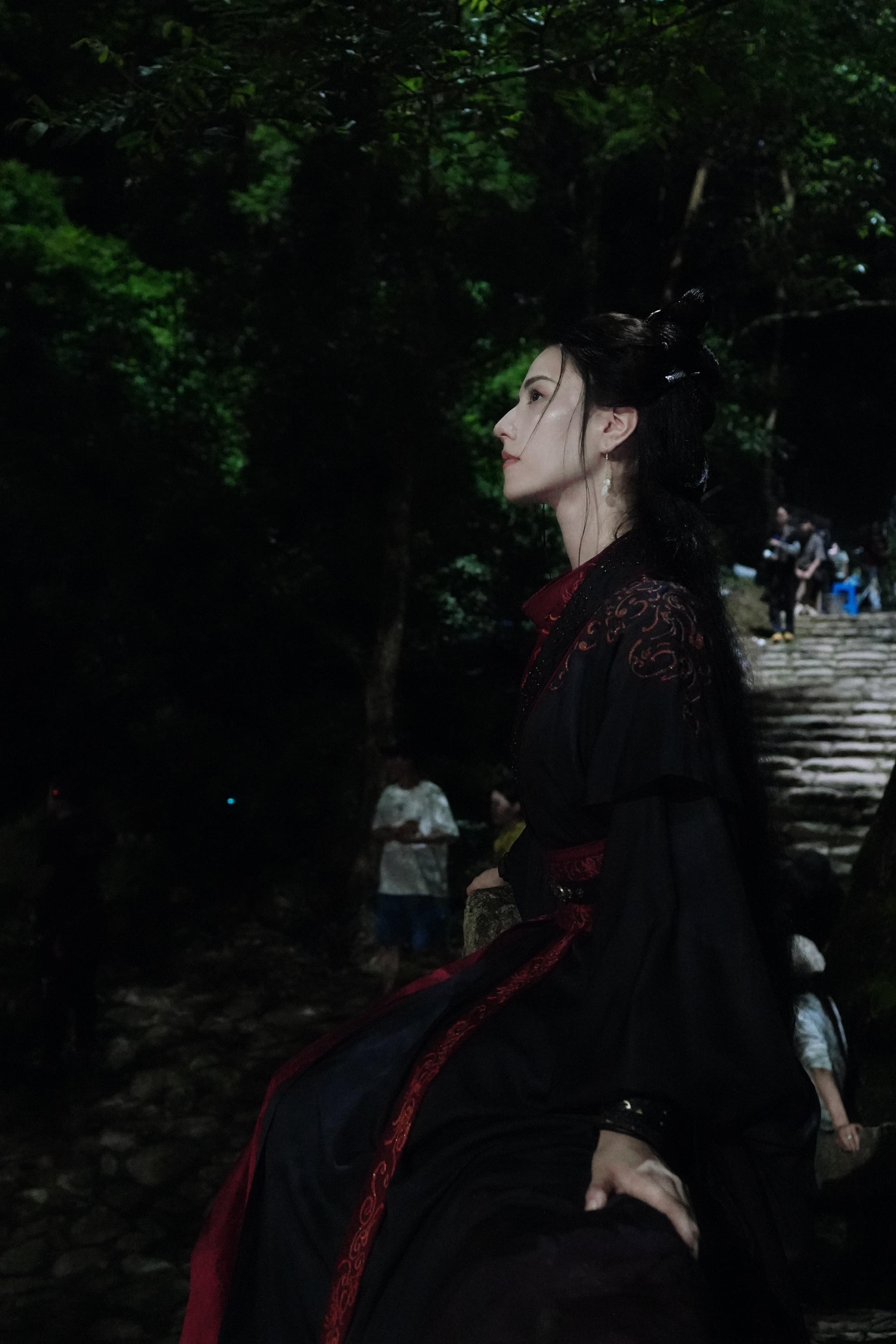 烟之凰杀青本以为《烟之凰》是普通古装剧，结果被娜然圈粉！她演的窦灵打戏干脆，眼神