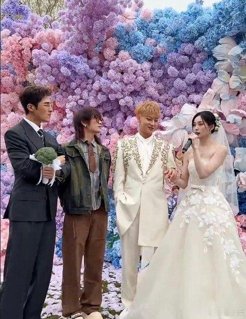 姜潮抢到了黄子韬的西兰花太幸福啦！这婚礼真热闹，黄子韬也是很有梗，新郎手抛西兰花