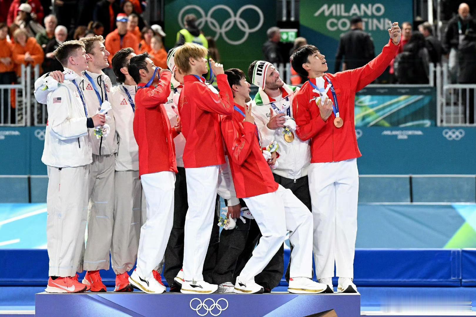 刘瀚彬在线求和李琰拥抱照全网寻人！刘瀚彬赛后哭着拥抱李琰教练，这张温暖的合影至今