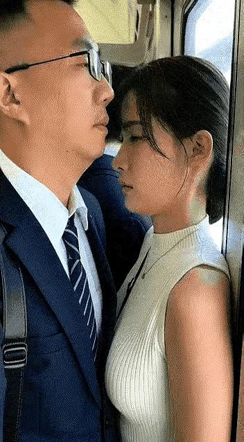 遇到地铁上那种借着人多空间小，故意紧贴过来的“老油条”，真是让人火大！
有位小姐