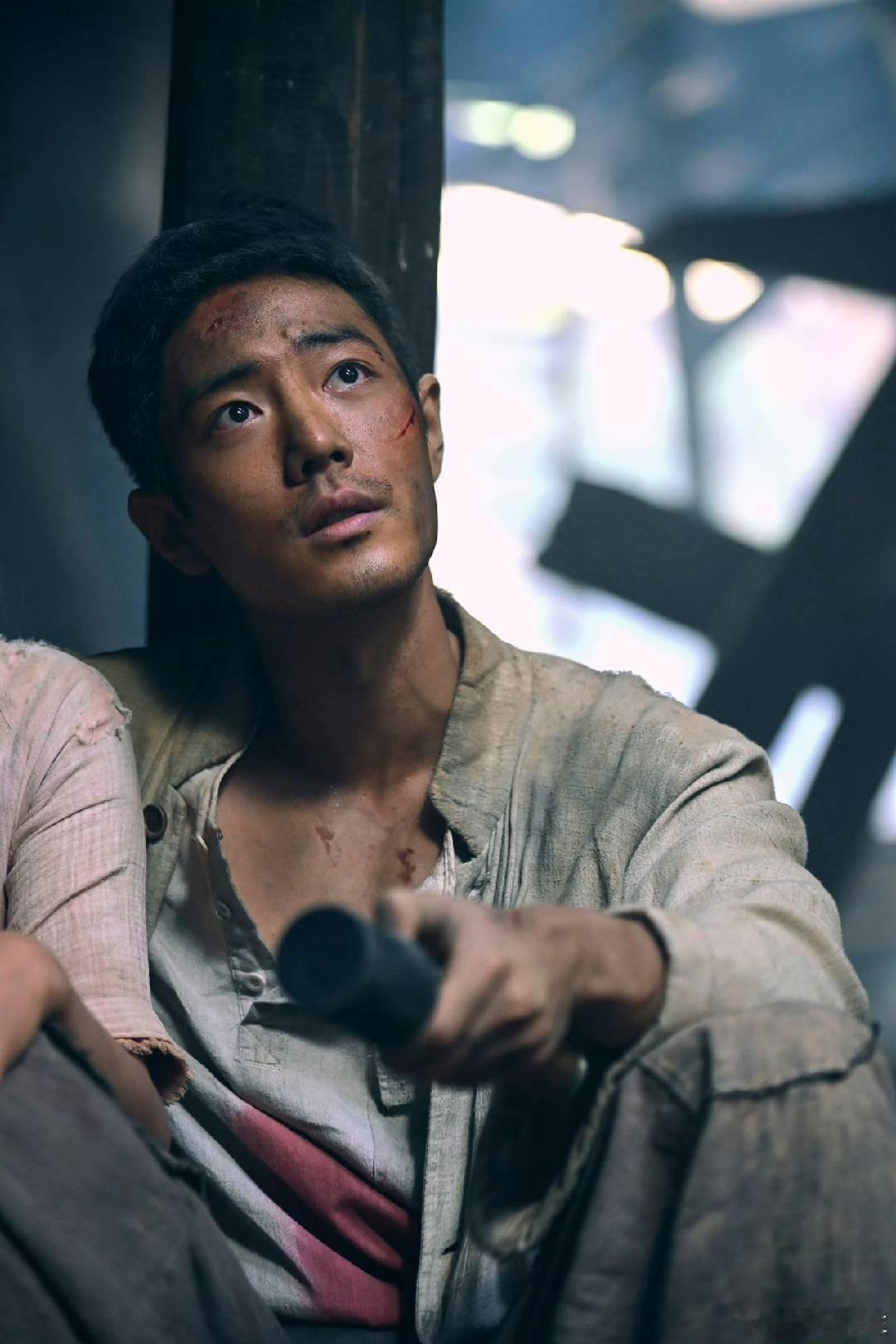 看入迷忘记这原来是肖战 攥紧铁锤的动作充满冲击力！肖战在《得闲谨制》里用眼神和肢