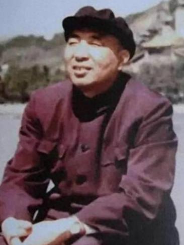 1936年，他放走61名共产党，14年后开国元勋联名寻找代号“OX”，找到他时，