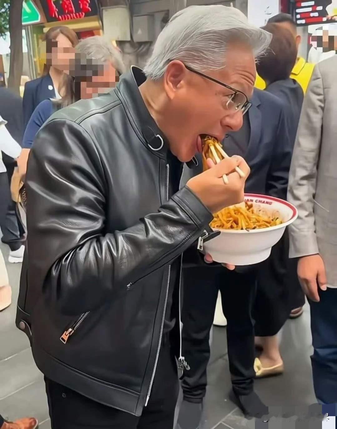 这才是最牛“探店达人”！我有一种预感，黄仁勋在南锣鼓巷吃过的这家炸酱面店肯定要是