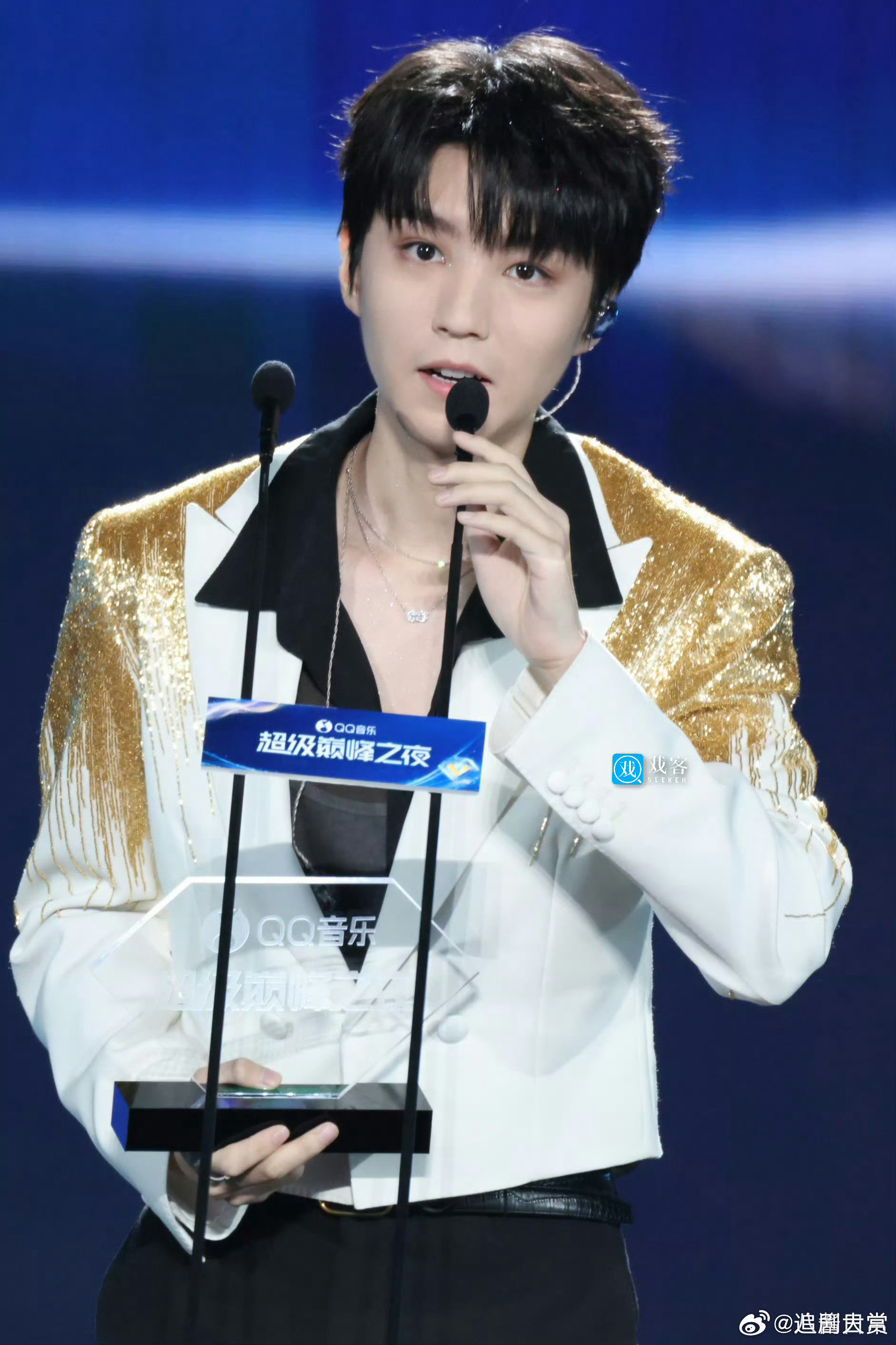 王俊凯丁禹兮领奖生图王俊凯丁禹兮巅峰之夜领奖生图，来看看状态怎么样 