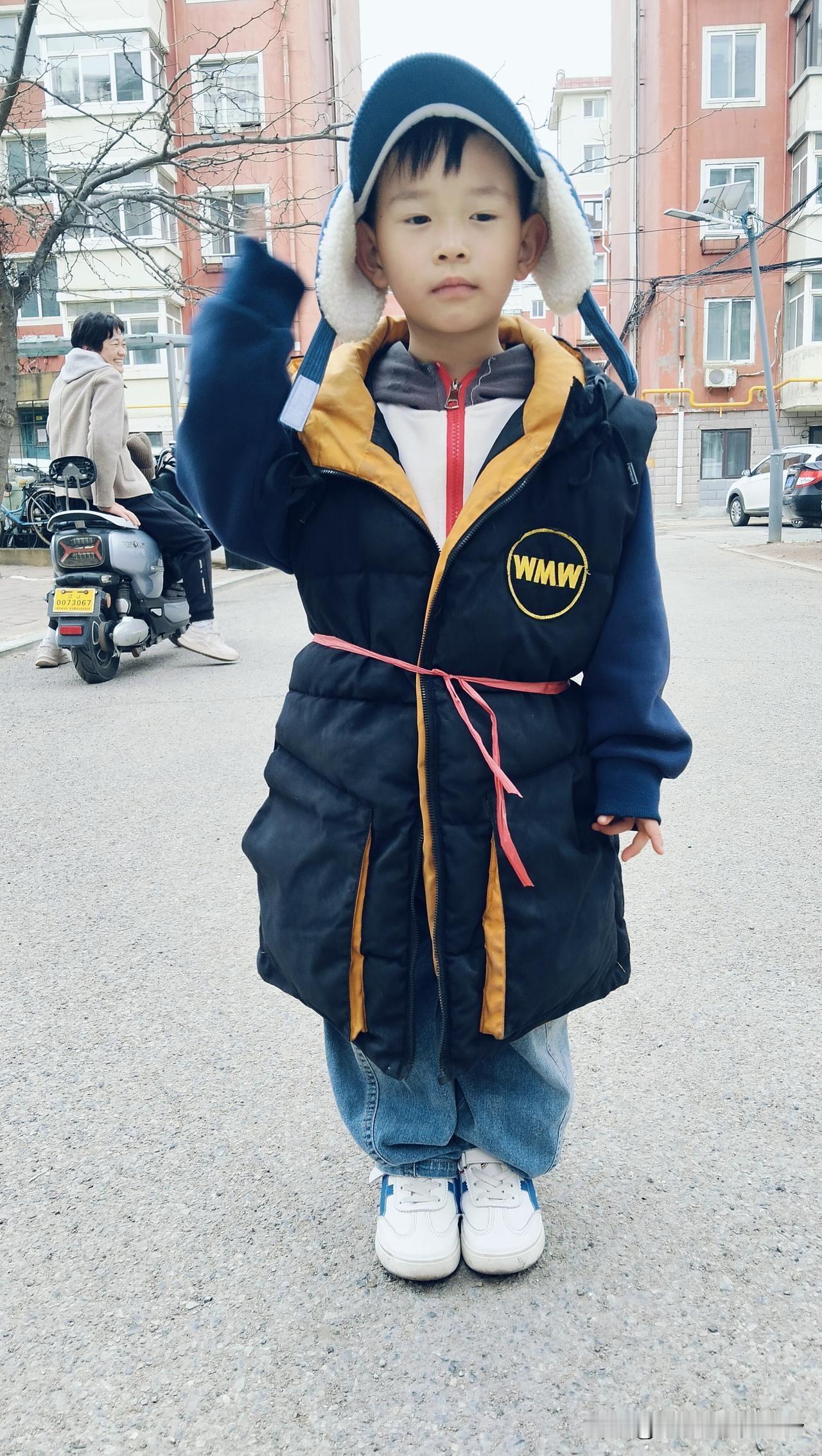 辽宁的春天就是这样，风大，干燥，早晨2度，中午21度，早晨穿棉袄，中午穿短袖。