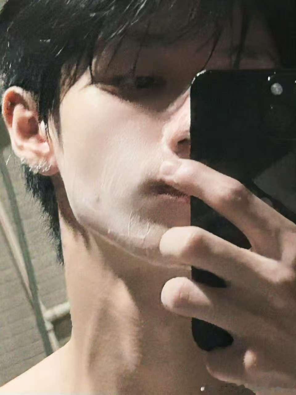 朱志鑫的洗面奶不起泡沫朱志鑫问为什么洗面奶不起泡沫！朱志鑫问为什么洗面奶不起泡沫