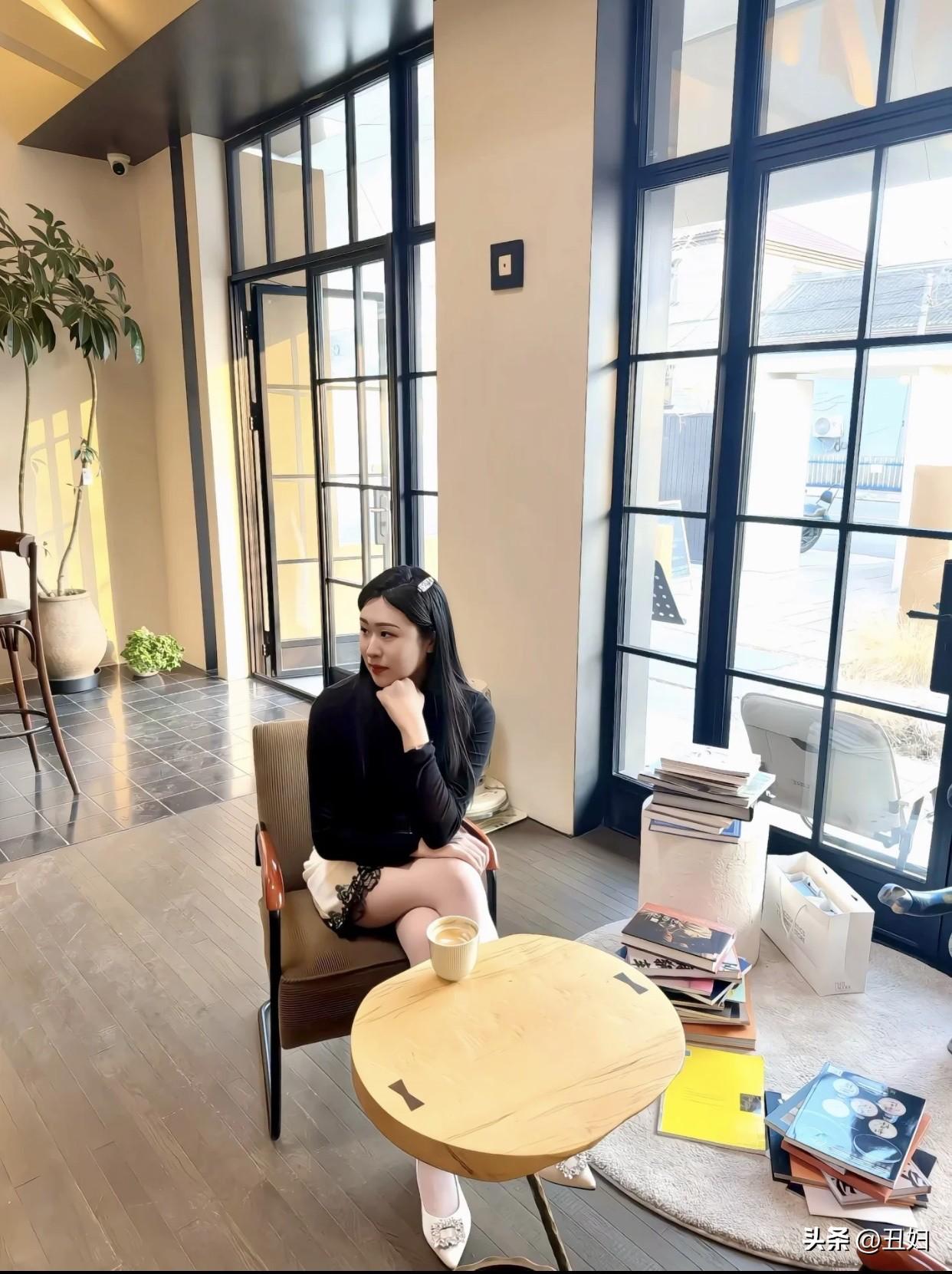 情绪上，她们能稳住自己。不会因一时得失乱了阵脚，始终保持平和。
外表上，她们衣冠