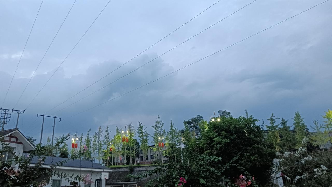心事悬在暮色里
风还未起   雨还未下
万千情绪
早已无处藏匿[比心]