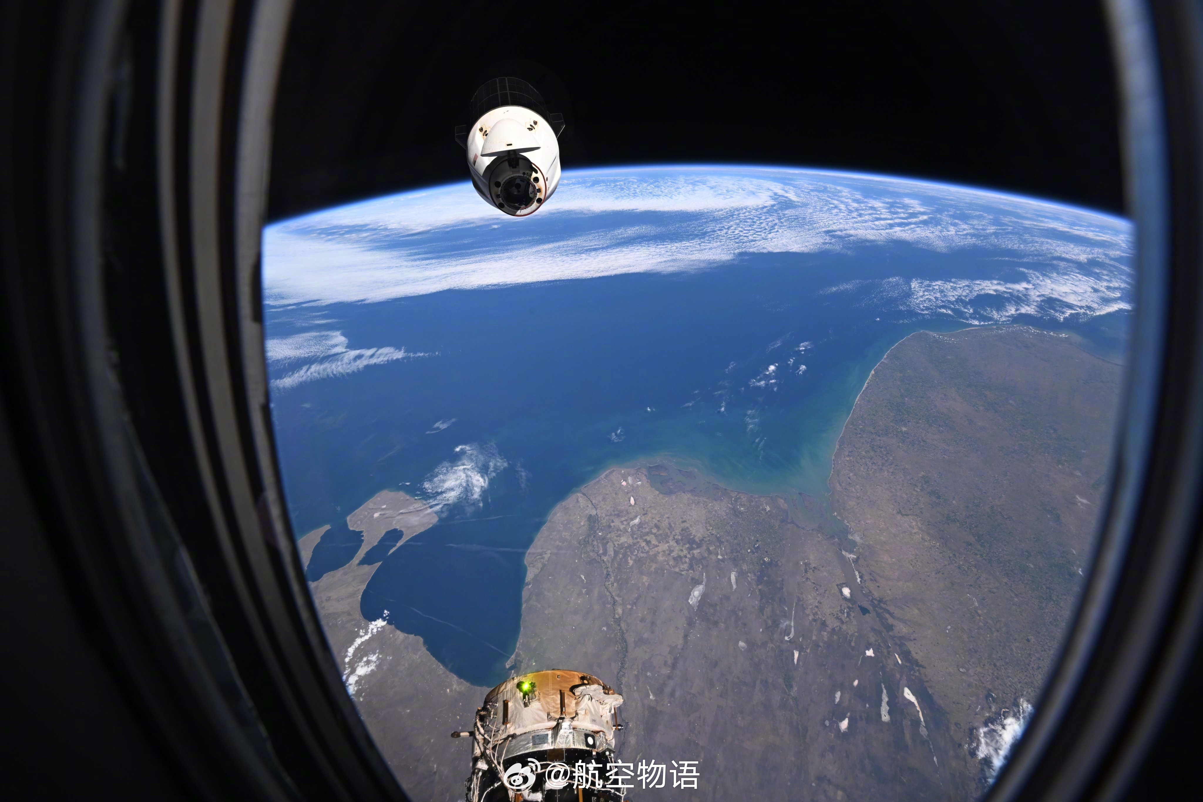 国际空间站宇航员第一人称视角拍摄龙货运飞船撤离国际空间站的过程。 