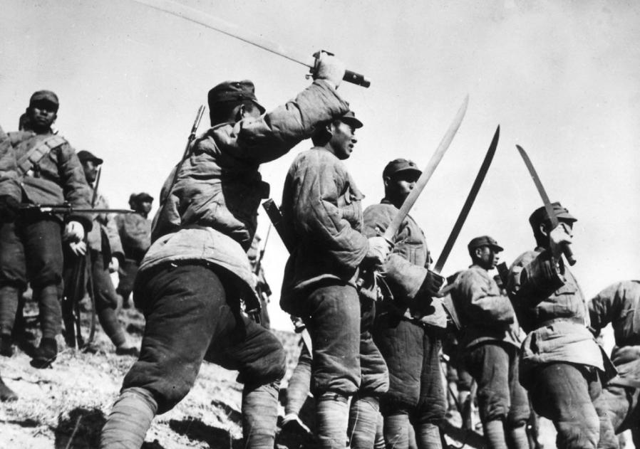 1933年，日军装备精良、火力强悍，29军战士手持大刀，深夜奔袭敌营，近身肉搏、
