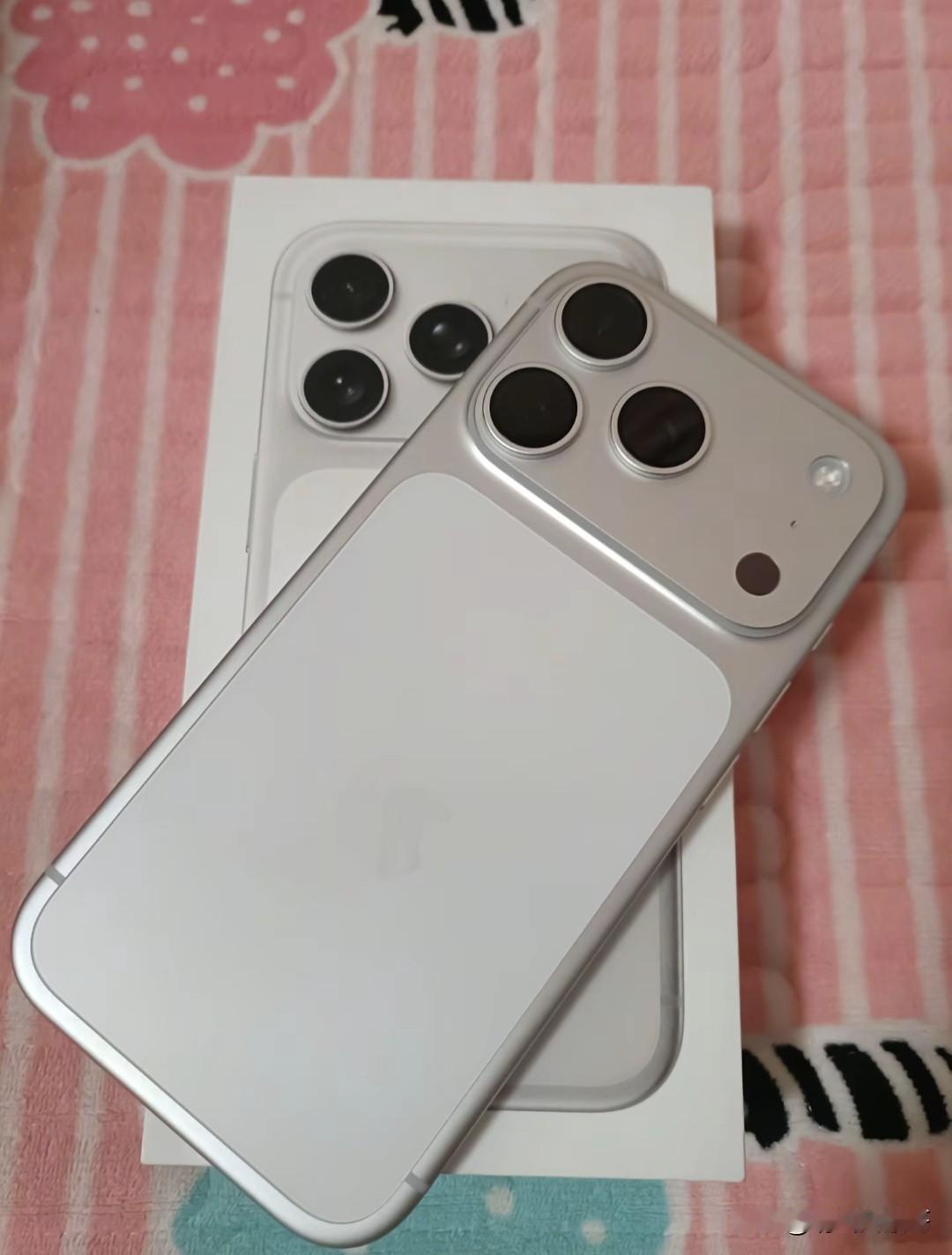 一个女人，长相不算清美，一次偶然的机会发现老公口袋里有两张电影票，于是去查看了电