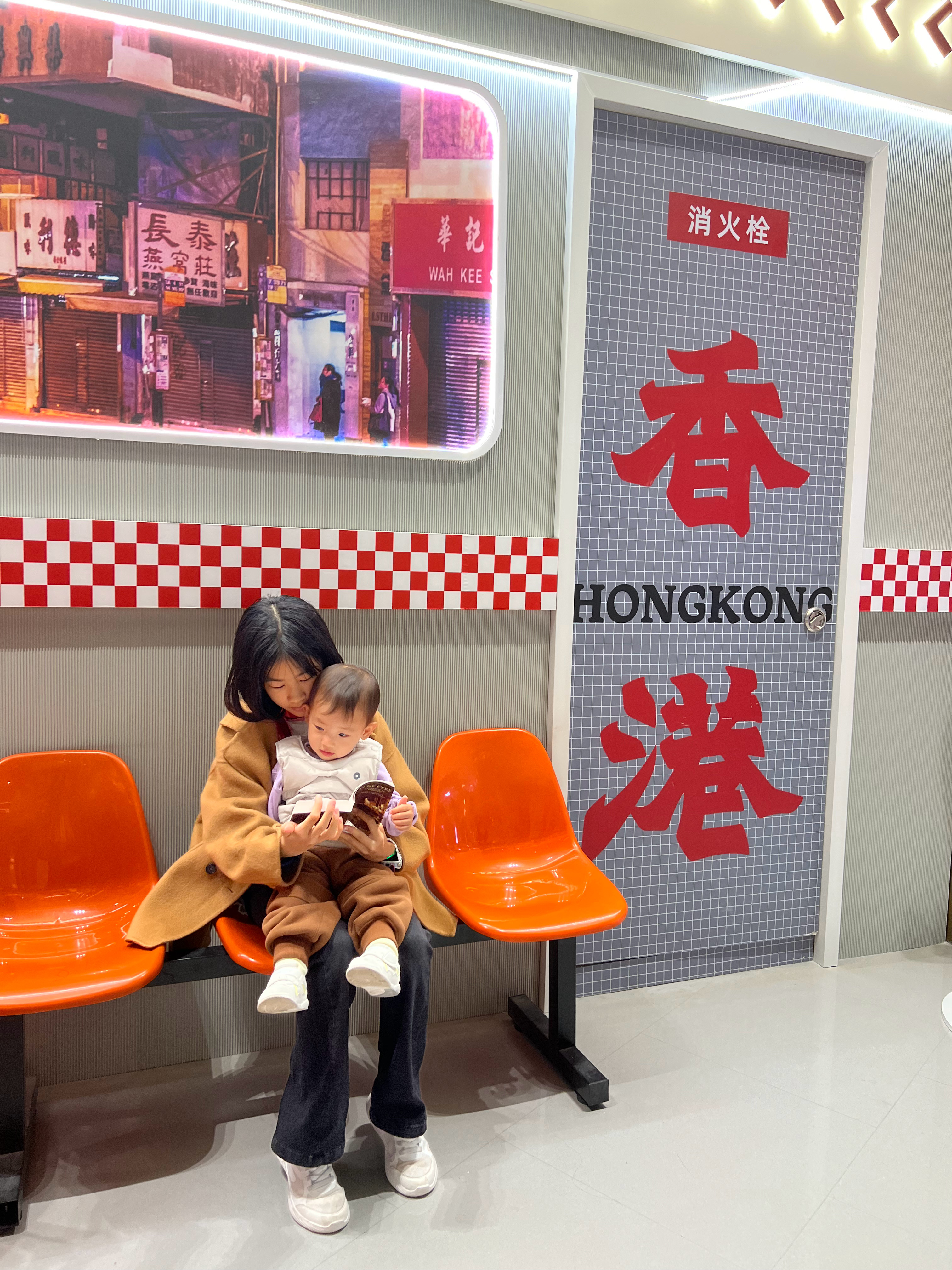 一个认真看书，一个心不在焉。 