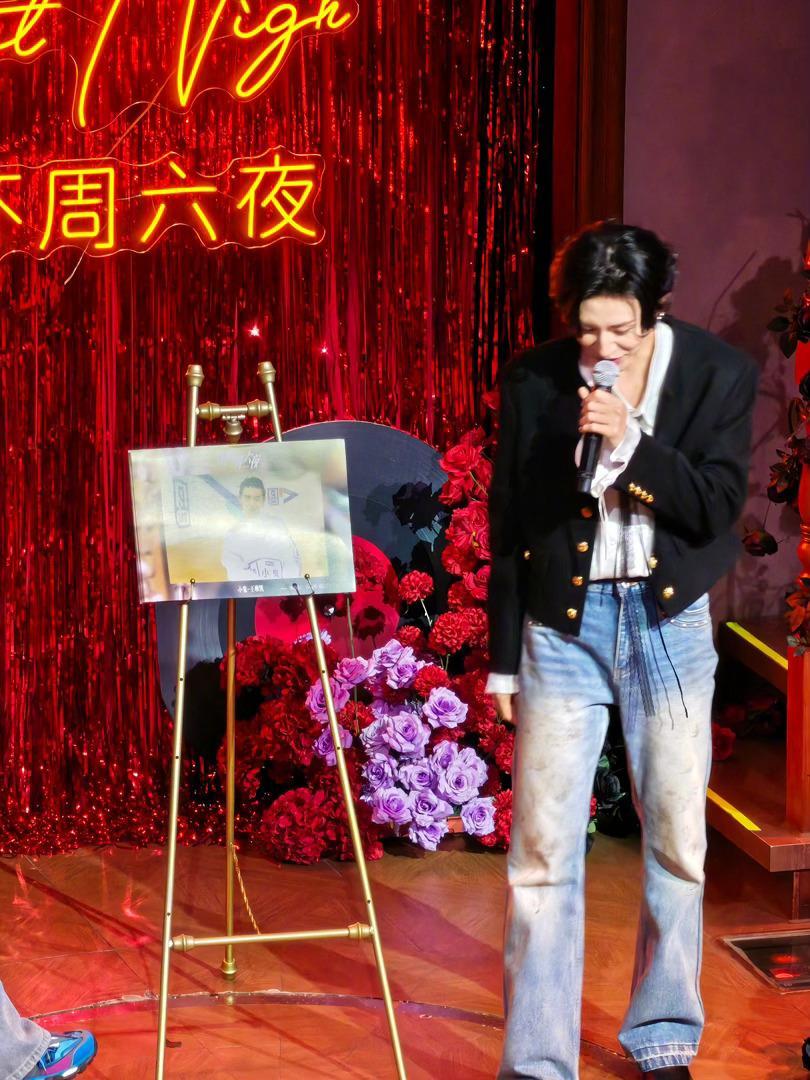 小鬼回应全球巡演 生日会上他笑着说有点小插曲但还是幸福，底下粉丝哭成一片，王琳凯