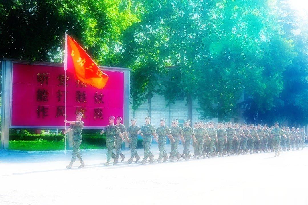 #铸剑中原[超话]##早安军营##原原说早晚安# 追忆连队走过的峥嵘岁月，目睹新