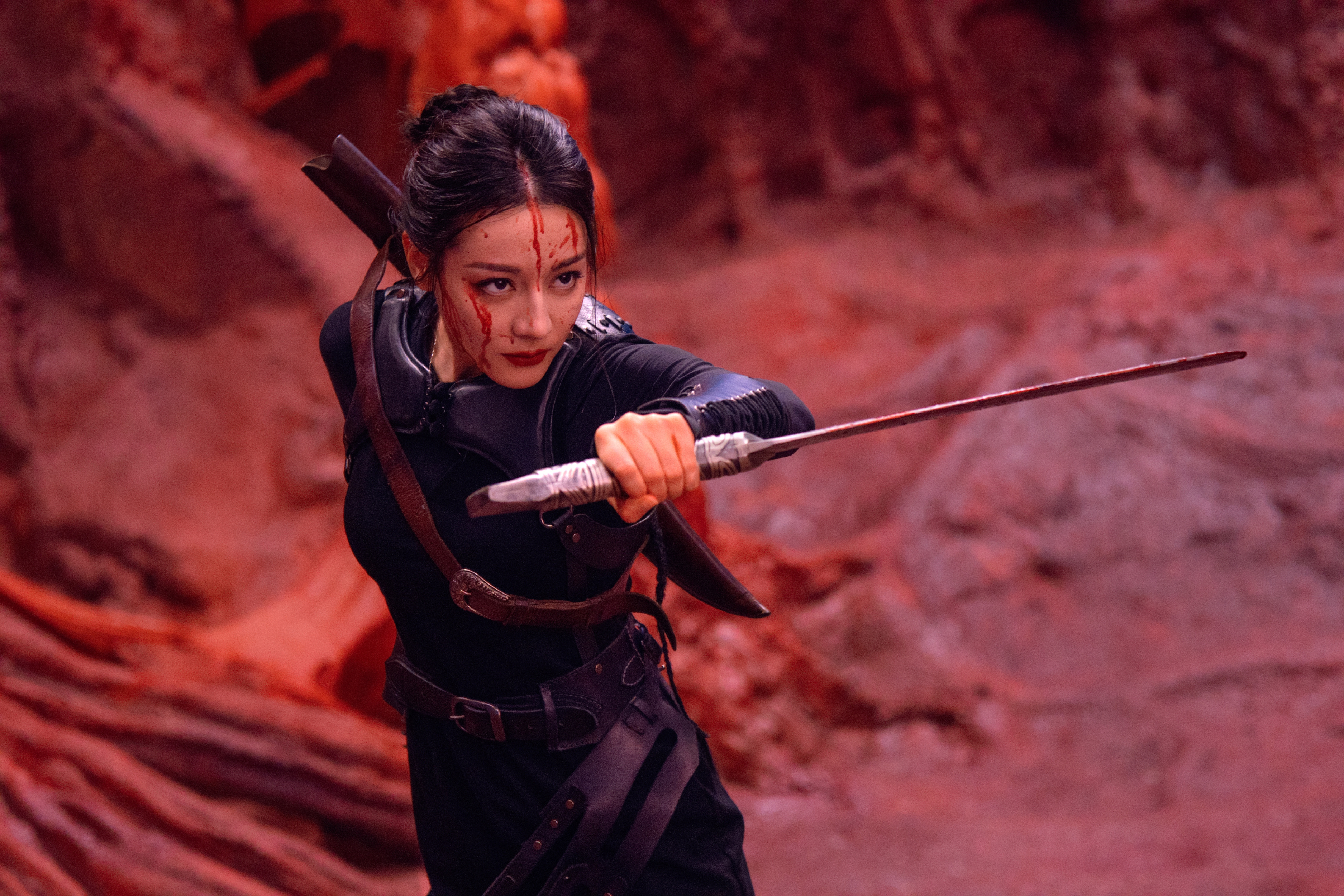 迪丽热巴🩸聂九罗的枭日记生死边缘，为守护而战所有伤痕皆为重生之始。相信此战过后