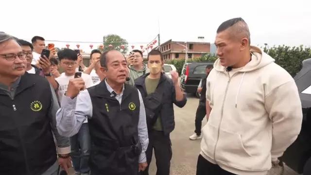 台湾馆长陈之汉
到赖清德祖籍地漳州走了一遭
顺便帮赖“寻了一下根”
虽带点戏剧效