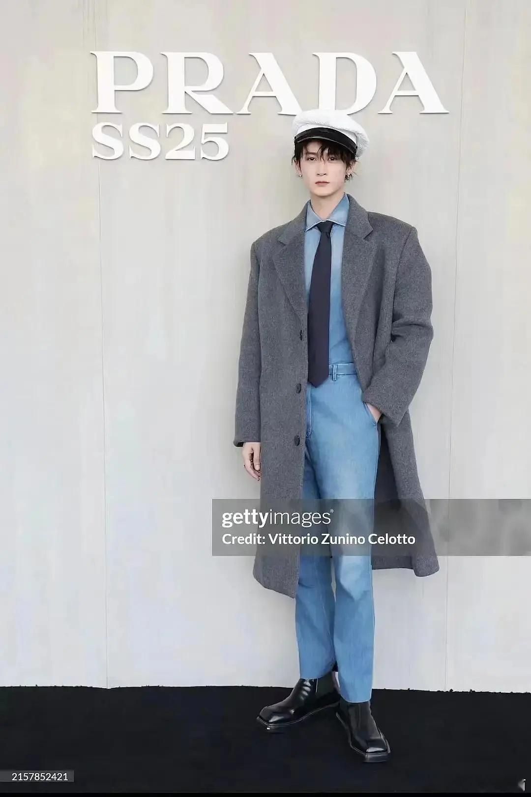 檀健次还不给修图师扣工资吗，字母都歪了 ​​​