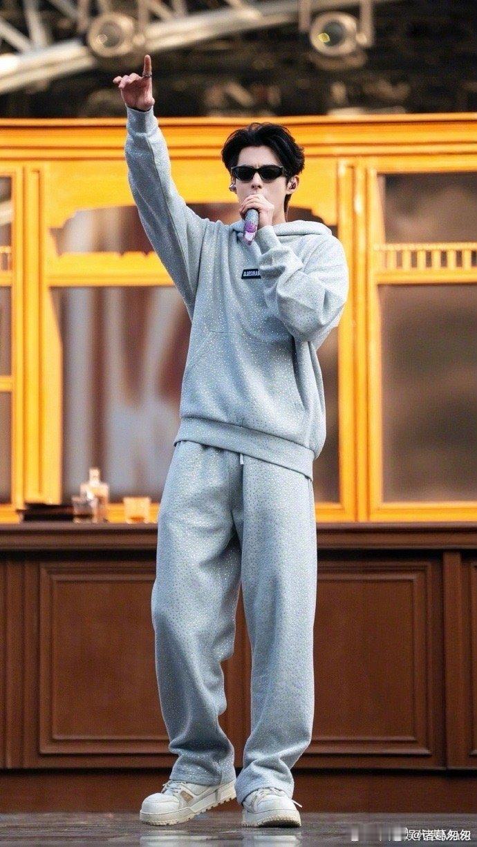 王鹤棣参加央视跨晚 王鹤棣这位宝藏帅哥每次都有新惊喜，好奇这次跨年晚会，他会带来