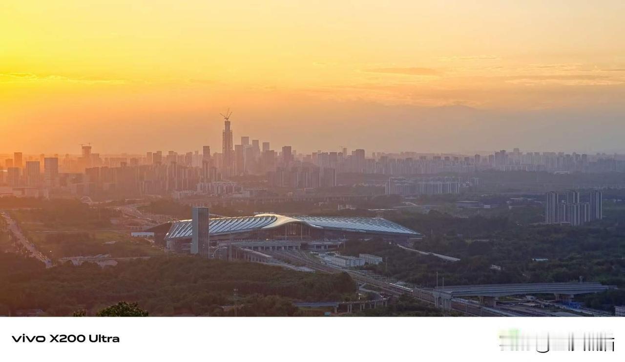 日落天府，城际暮色。
图文：成都市摄影艺术家协会  曹铁
城市观察员