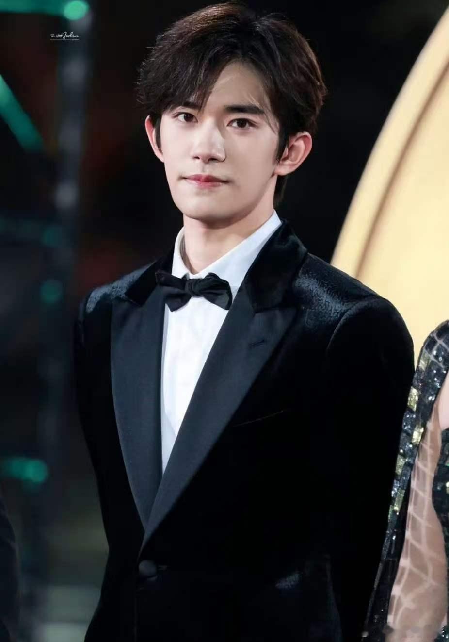 易烊千玺 别剧透 易烊千玺太有魅力！为《惊蛰无声》宣传超积极，还提醒别剧透，我已