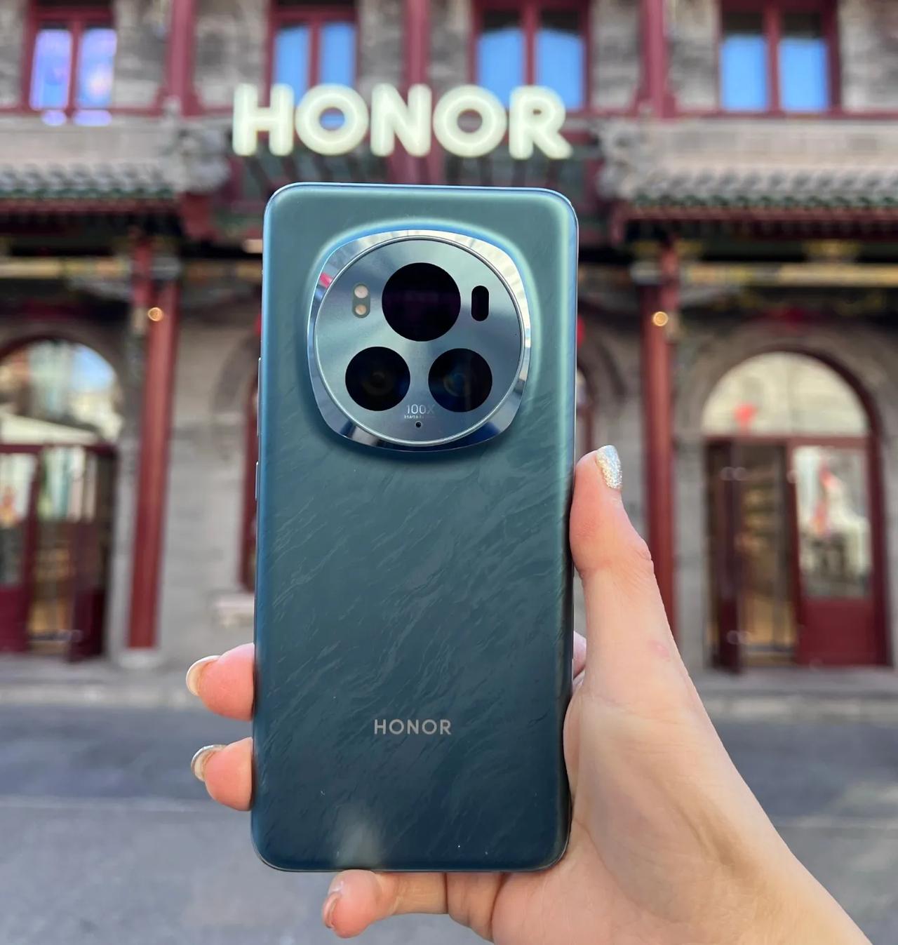 手持iPhone最不想过的就是夏天和冬天，夏天随便使用一下就烫的要命，冬天随便拍