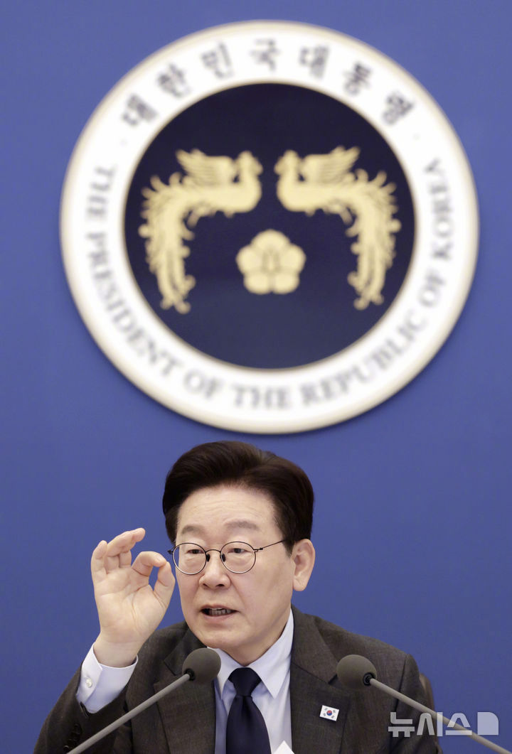 【newsis】韩国总统李在明于24日就近日在光化门广场举行的防弹少年团演出表示