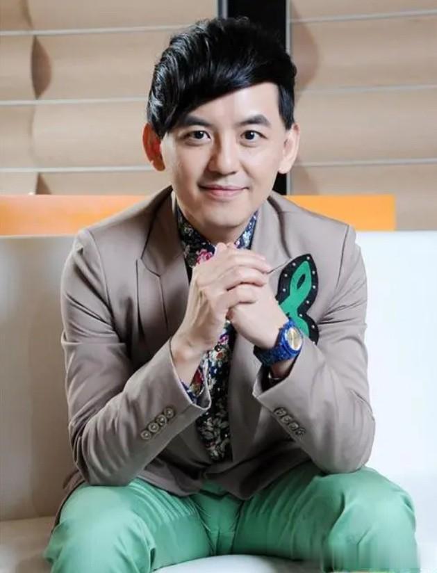 出尔反尔？黄子佼这是要闹哪样。

黄子佼公开露面后挺忙的，先前往妇幼队应讯，再在