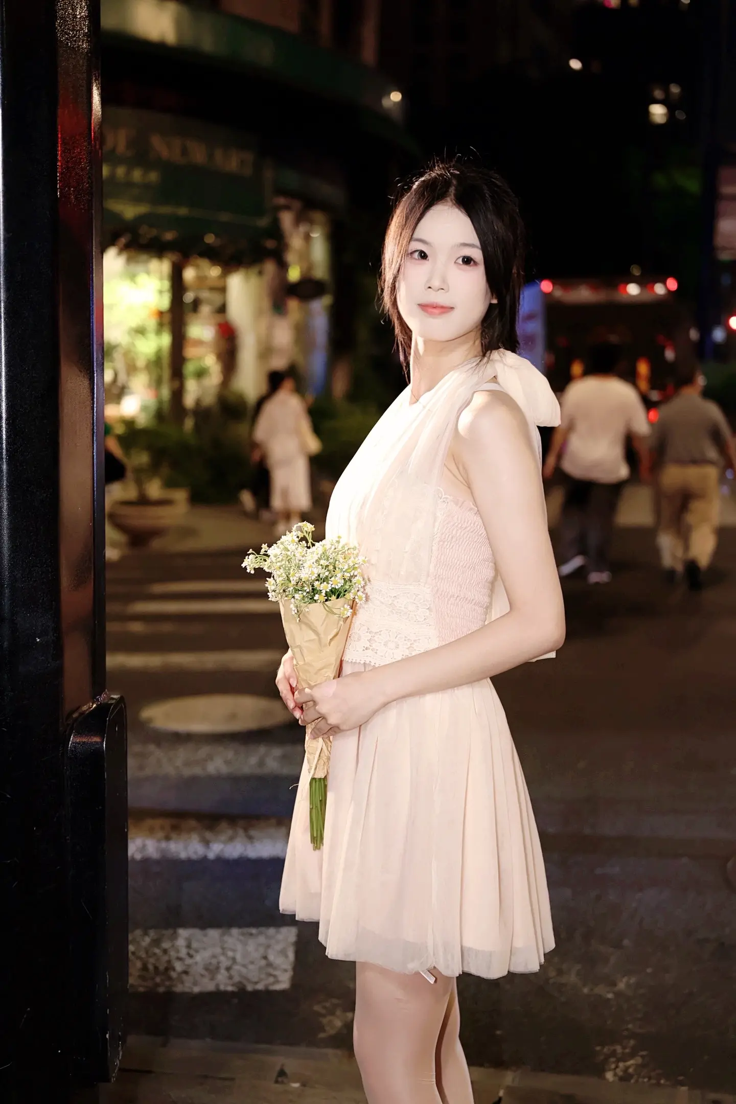 晚风中的碎花裙 街拍温柔风 甜妹夜景写真 街拍里的感情丰富瞬间 夜景甜美氛围