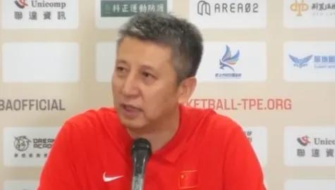 郭士强郭指导也就是球迷口中的老叔，命真的硬啊！
比泰伦卢还硬。
今天，中国男篮1
