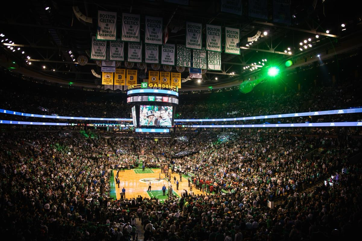 1995年，我们告别承载无数荣耀的 Boston Garden，搬进全新的 Fl