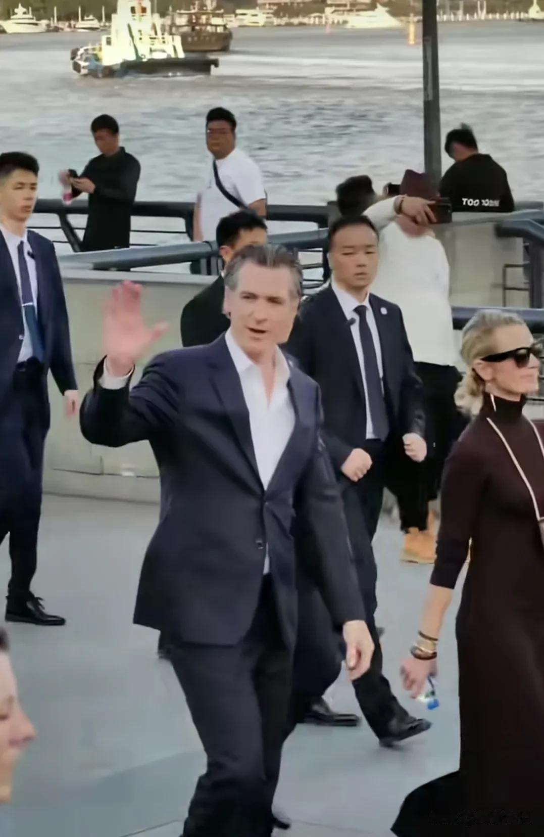 好威风！美国加州州长纽森上海外滩游玩。
纽森携夫人在外滩游玩引发热议，随行的安保