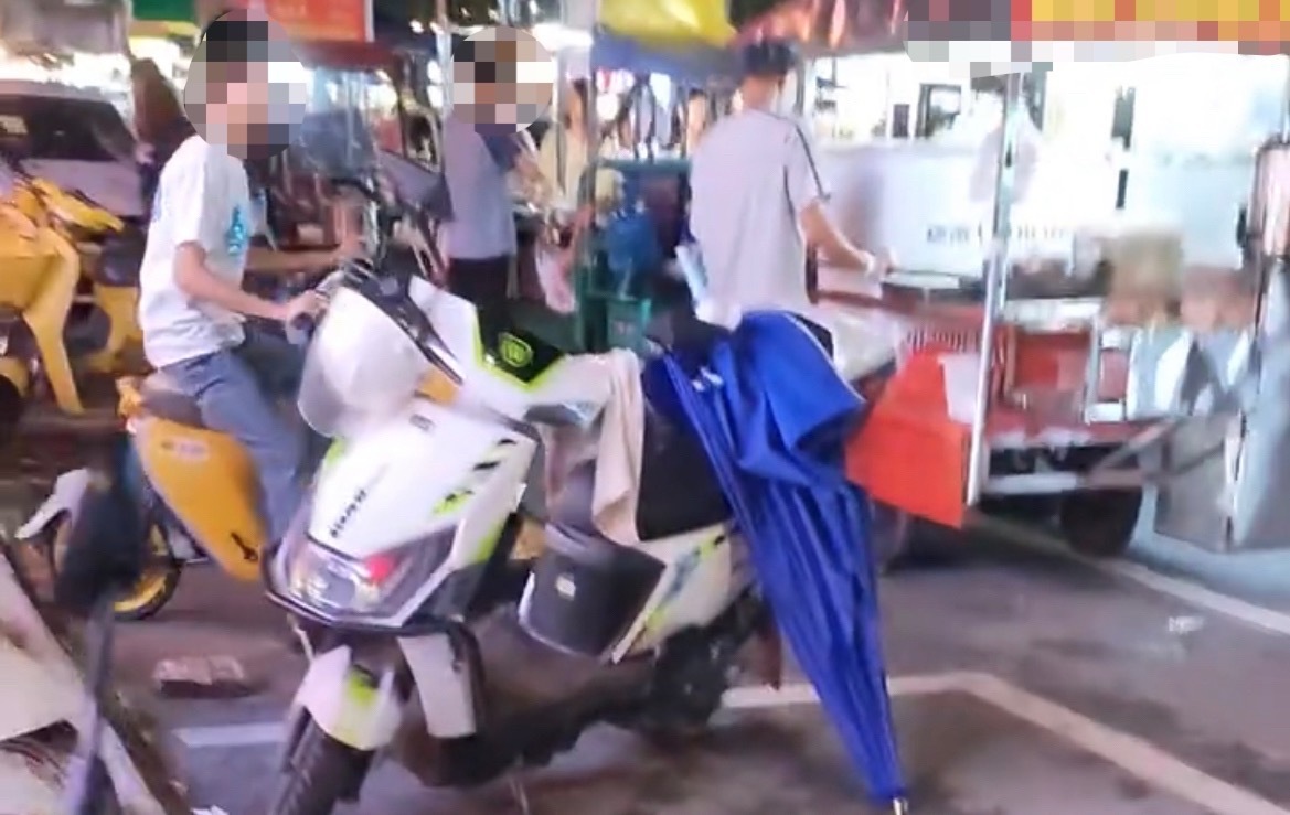 6月24日，贵港一男子骑共享电车进零食店里，据现场目击者称：男子购买东西后又骑车