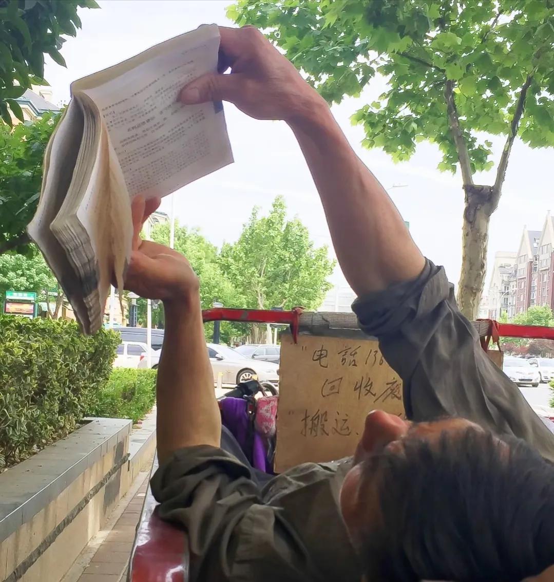 街头一瞥，树荫下翻书的午后。这个五一节日有人出去旅游，有人居家团聚，在河南省会郑