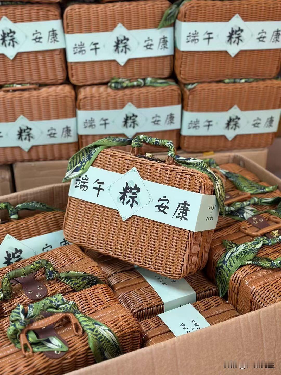 家人们，眼下这天气，我该准备点什么应季好物回礼才合适？求支招～