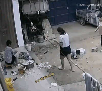 是人重要，还是物重要？这个岁数大的女人，显然认为物重要，当年轻女子重重的摔倒在地