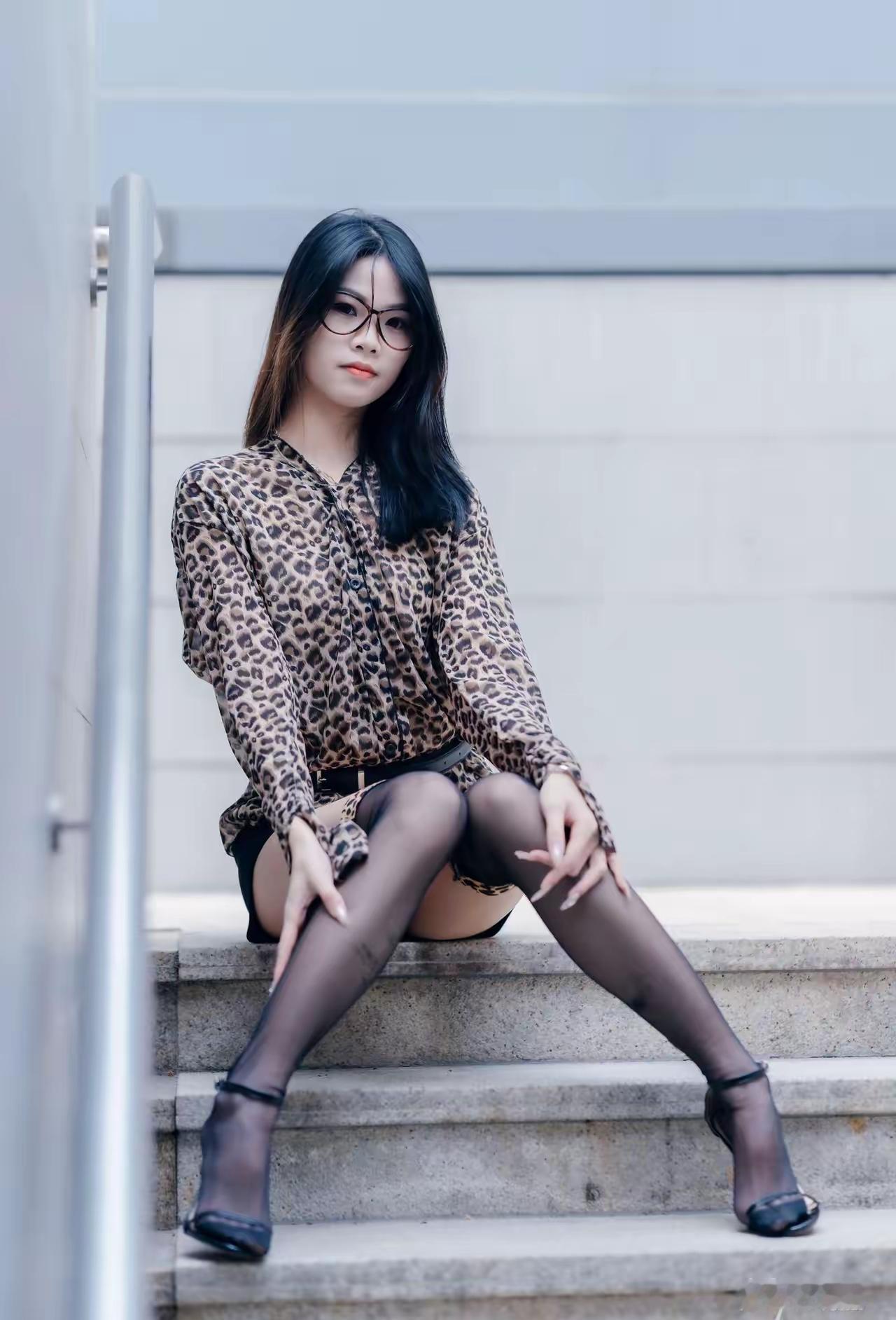 都市酷女孩，豹纹衬衫+黑丝袜，时尚感爆棚！