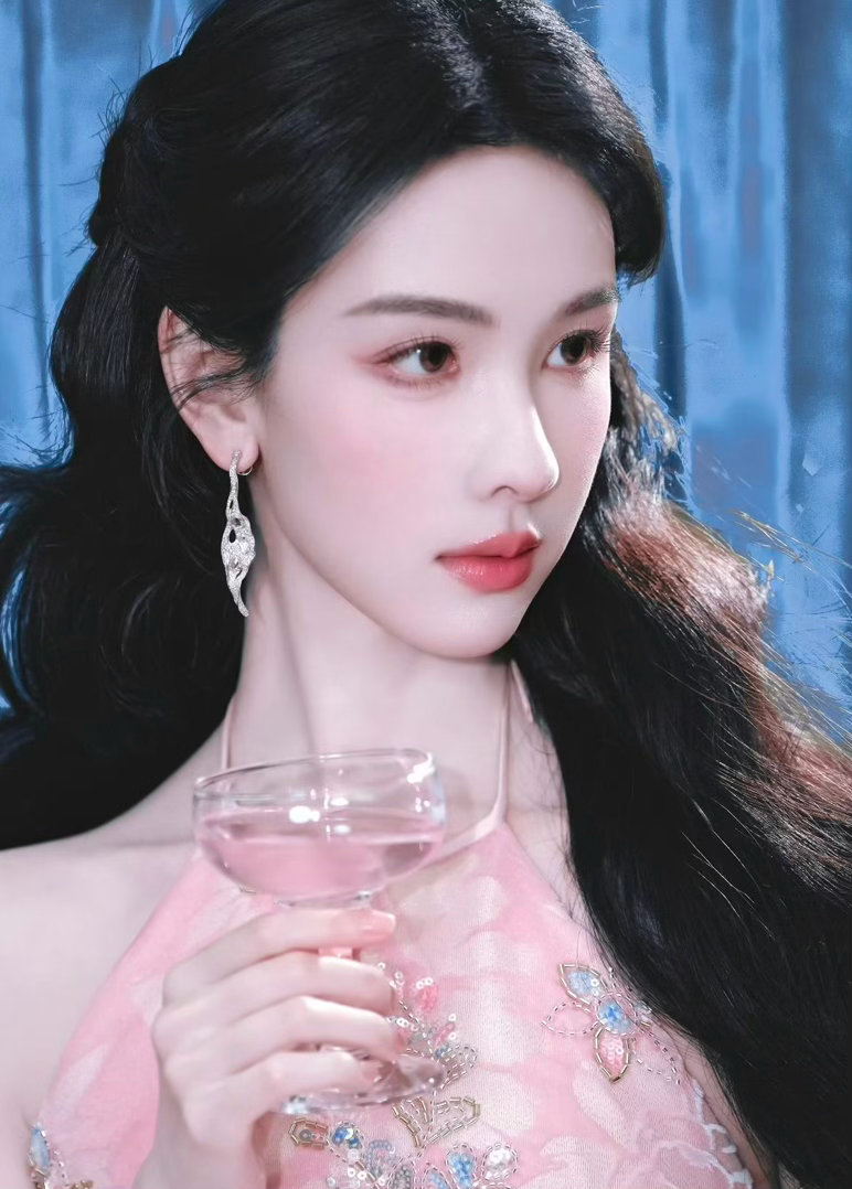 鞠婧祎陈都灵名字适配度鞠婧祎陈都灵名字好配 美女一起合作固然好，但说不定两人真的